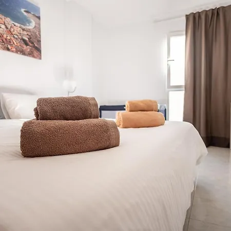 Modern 1 Bed Apartment, Minutes From The *