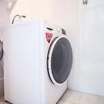 Modern 1 Bed Apartment, Minutes From The * 厄尔梅达诺