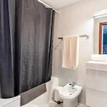 Modern 1 Bed Apartment, Minutes From The