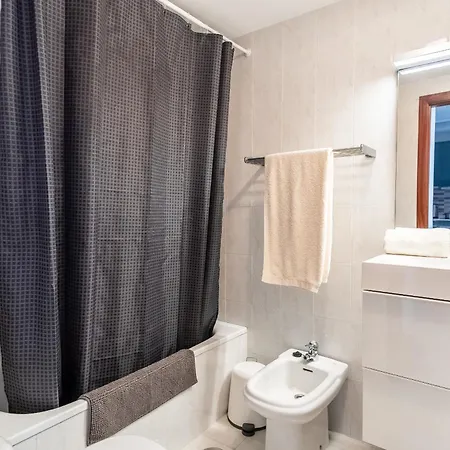 Modern 1 Bed Apartment, Minutes From The