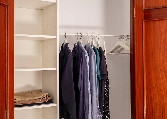 Modern 1 Bed Apartment, Minutes From The *