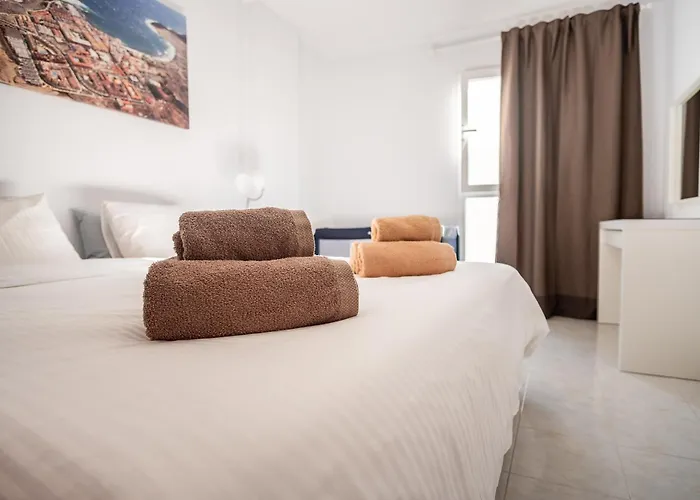 Modern 1 Bed Apartment, Minutes From The *