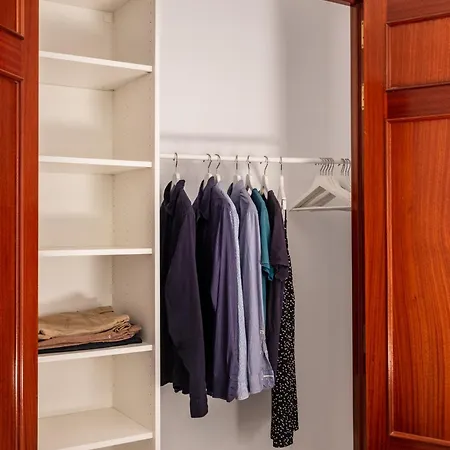 Modern 1 Bed Apartment, Minutes From The *