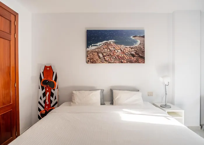 Modern 1 Bed Apartment, Minutes From The *