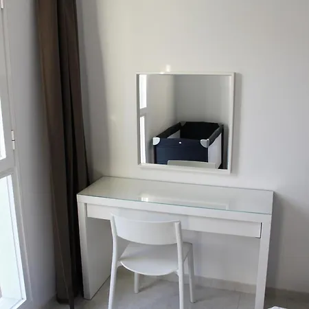 Modern 1 Bed Apartment, Minutes From The شقة El Médano